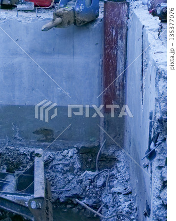 建築現場　解体工事　解体　瓦礫　重機  135377076