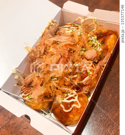 熱々たこ焼き マヨネーズと鰹節たっぷり 大阪の屋台グルメ 135377146