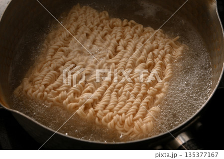 インスタントラーメンを茹でている様子 135377167