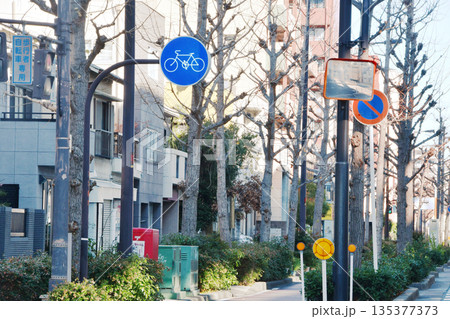 自転車専用の道路標識_04 135377373