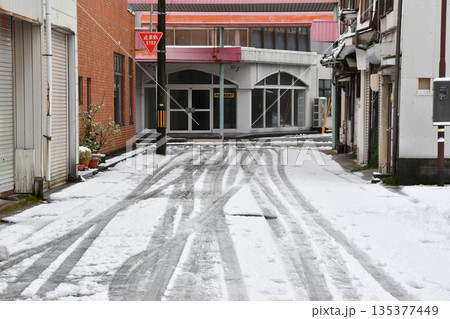 鳥取市街地の雪路地_02 鳥取市街地の雪路地_02 135377449
