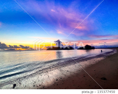 沖縄の海に広がる夕焼けと静かな浜辺 カラフルな空と穏やかな波 沖縄の海に広がる夕焼けと静かな浜辺 カラフルな空と穏やかな波 135377450