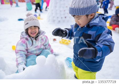 雪遊びをする兄弟 雪遊びをする兄弟 135377719