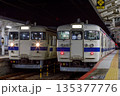 夜の駅に停車中のJR九州415系交直流電車 135377776
