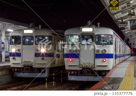 夜の駅に停車中のJR九州415系交直流電車 夜の駅に停車中のJR九州415系交直流電車 135377776