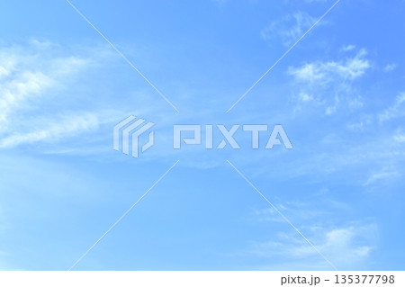 猛スピードで駆け抜ける筋雲イメージ はや( fix撮影 ) 猛スピードで駆け抜ける筋雲イメージ はや( fix撮影 ) 135377798