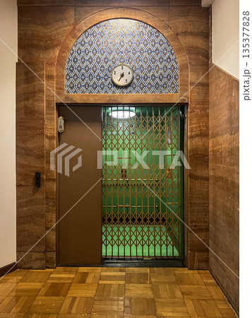 昭和初期に設置された旧丸井今井函館支店の手動式エレベーター 昭和初期に設置された旧丸井今井函館支店の手動式エレベーター 135377828