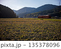 田園地帯を走る平成筑豊鉄道「ことこと列車」 135378096