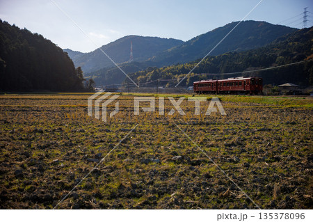 田園地帯を走る平成筑豊鉄道「ことこと列車」 135378096