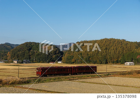 田園風景を走行する平成筑豊鉄道「ことこと列車」 135378098