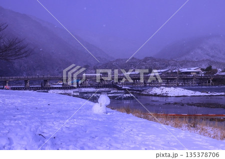 雪降る嵐山(京都市右京区)渡月橋 雪降る嵐山(京都市右京区)渡月橋 135378706