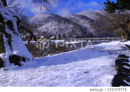 雪景色 嵐山(京都市右京区)渡月橋 雪景色 嵐山(京都市右京区)渡月橋 135378778