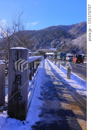 雪景色　嵐山（京都市右京区）渡月橋 135378787