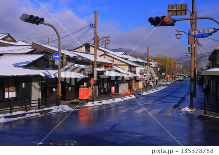 雪景色 嵐山(京都市右京区)三条通 雪景色 嵐山(京都市右京区)三条通 135378788