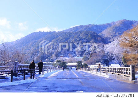 雪景色 嵐山(京都市右京区)渡月橋 雪景色 嵐山(京都市右京区)渡月橋 135378791