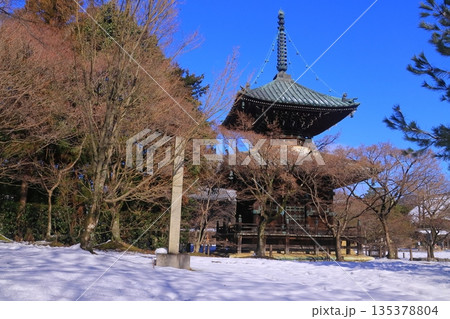 大覚寺（京都市右京区）心経宝塔　雪景色 135378804