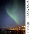 夜の都市とオーロラの共演 / Aurora Borealis Over a City at Nigh 135378808