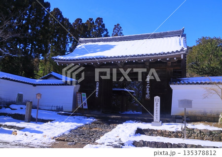 二尊院(京都市右京区)総門 雪景色 二尊院(京都市右京区)総門 雪景色 135378812