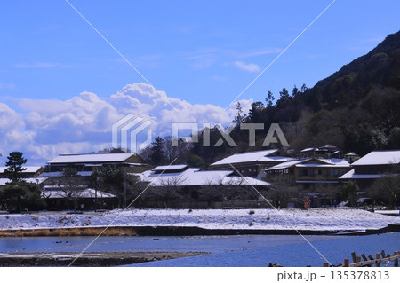 嵐山（京都市右京区）雪景色 135378813