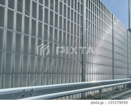 道路の遮音壁 135379056