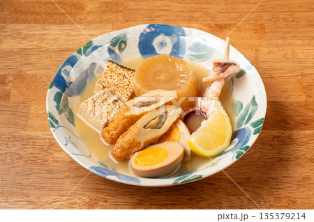 おでん盛り合わせ 出汁が染みた和食居酒屋の定番料理 135379214