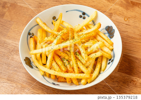 フライドポテト 揚げたて定番サイドメニュー料理 135379218