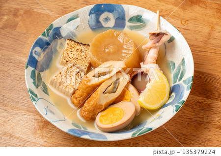 おでん盛り合わせ 出汁が染みた和食居酒屋の定番料理 135379224