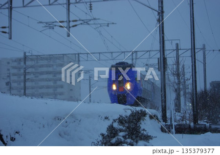 雪の中を走る特急列車 135379377