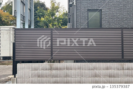 戸建て住宅の目隠しフェンス 135379387