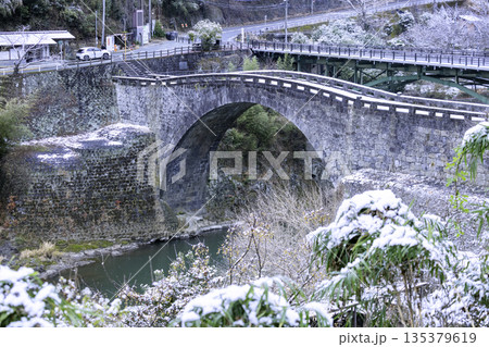 熊本県美里町のシンボル 美しい冬の霊台橋 135379619