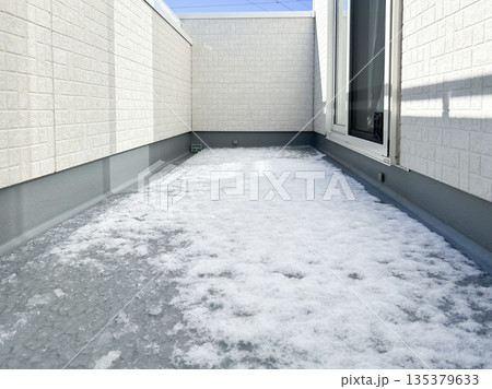 溶け始める雪　バルコニー 135379633