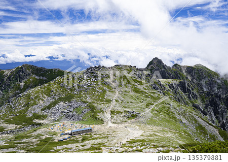 高山の稜線とテント場、雲海を望む山岳風景 高山の稜線とテント場、雲海を望む山岳風景 135379881