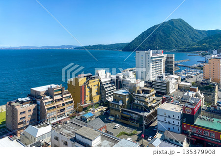 別府大分市街地と別府湾一望 135379908