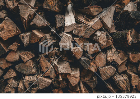 積み重なった薪の木目テクスチャ背景 135379925