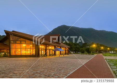 田ノ浦ビーチレストハウスと高崎山の夕景 田ノ浦ビーチレストハウスと高崎山の夕景 135379988
