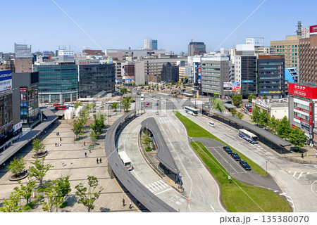 大分駅前ロータリーと市街地 大分駅前ロータリーと市街地 135380070