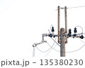 電柱の頂上部の写真 135380230