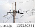 電信柱の頂上部とアンテナの写真 135380231