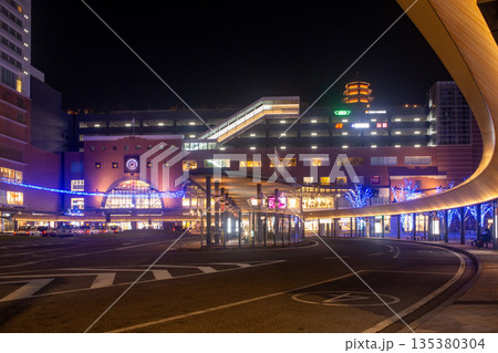 大分駅とバスターミナル夜景 大分駅とバスターミナル夜景 135380304