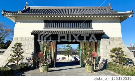 青空と正月飾り(門松)に彩られた岡崎城大手門〈岡崎城公園/愛知県岡崎市〉 135380536