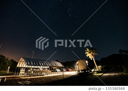星降る夜空と天の川を望むキャンプ場の風景 135380568