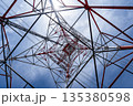 送電鉄塔を真下から見上げる｜青空と幾何学構図 135380598