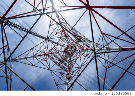 送電鉄塔を真下から見上げる｜青空と幾何学構図 135380598