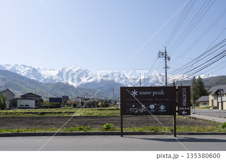 白馬の雪山と田園風景|snow peak看板のある景色 白馬の雪山と田園風景|snow peak看板のある景色 135380600