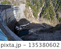 渇水のダム湖と巨大堤体｜山岳渓谷の残雪 135380602