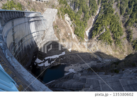 渇水のダム湖と巨大堤体|山岳渓谷の残雪 渇水のダム湖と巨大堤体|山岳渓谷の残雪 135380602