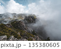 雲海に浮かぶ岩稜と山肌を包む霧の山景 135380605