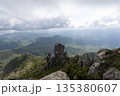 雲間光が差す山岳と岩峰の絶景 135380607