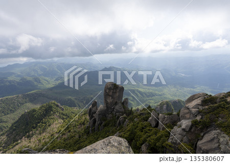 雲間光が差す山岳と岩峰の絶景 135380607
