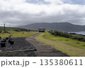 曇り空の海岸遊歩道と東屋のある静かな海辺 135380611